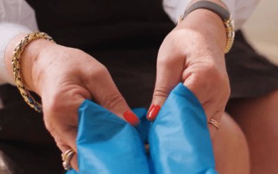 Vrouw drukt de clipjes van de Steve Glide Clipper aantrekhulp voor steunkousen aan elkaar vast